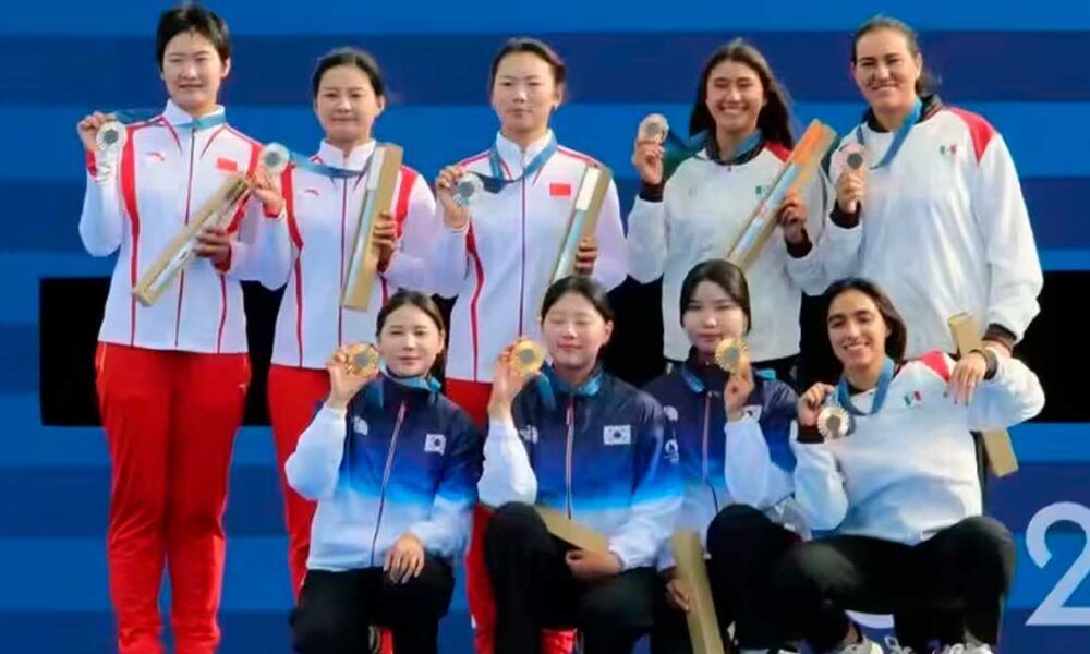 Obrador felicita a mexicanas por medalla de bronce en tiro con arco en París 2024