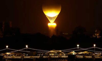 La llama olímpica ilumina París en una emotiva ceremonia