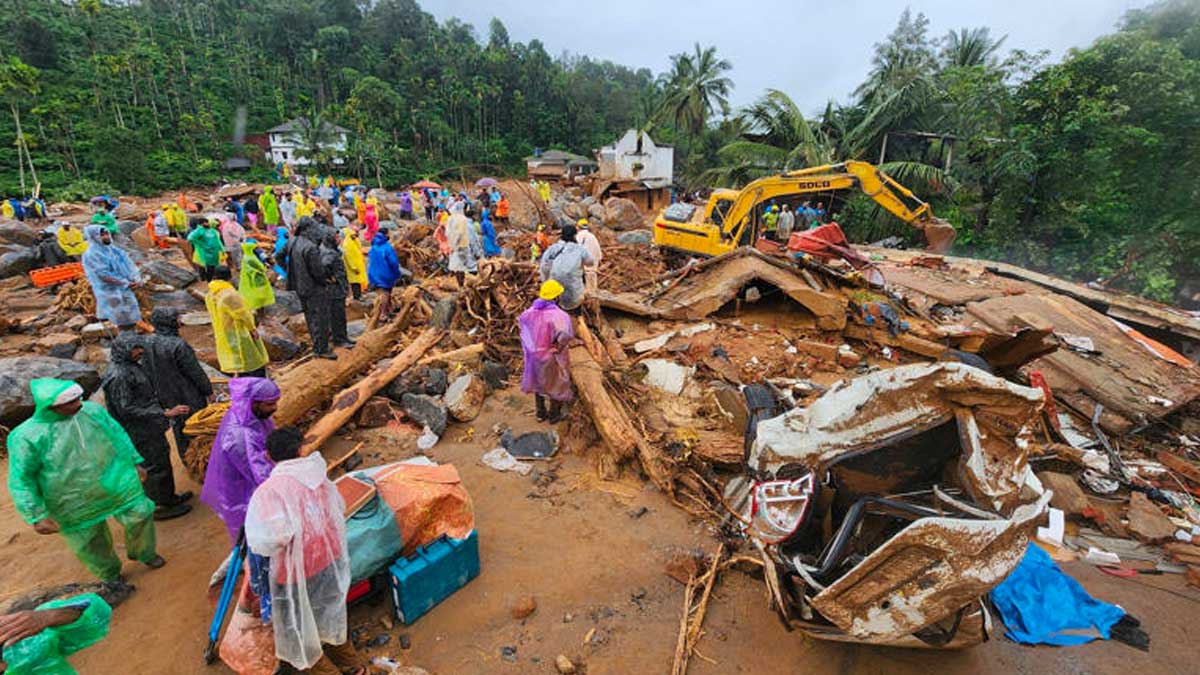 Tragedia en India deja 93 muertos y decenas atrapados por deslizamientos