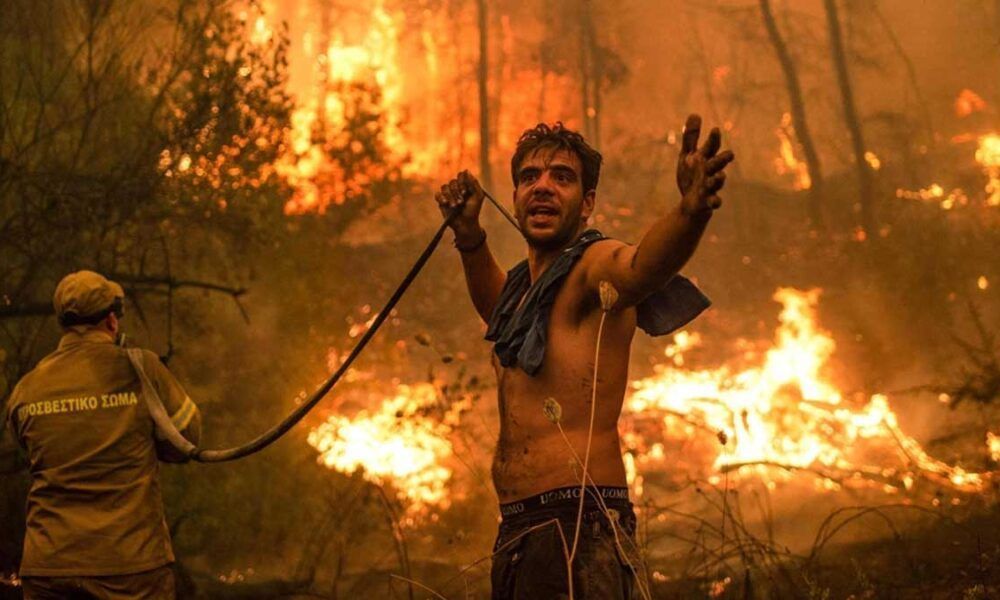 Incendio arrasa Atenas y se cobra su primera víctima