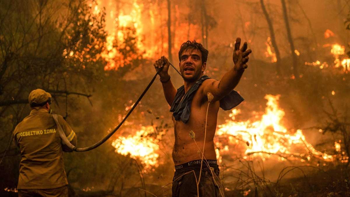 Incendio arrasa Atenas y se cobra su primera víctima