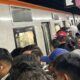Persona se arroja a las vías y causa caos en el Metro CDMX. Metrobús registra fallas técnicas