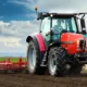 Trump amenaza con arancel del 200% a John Deere si produce en México