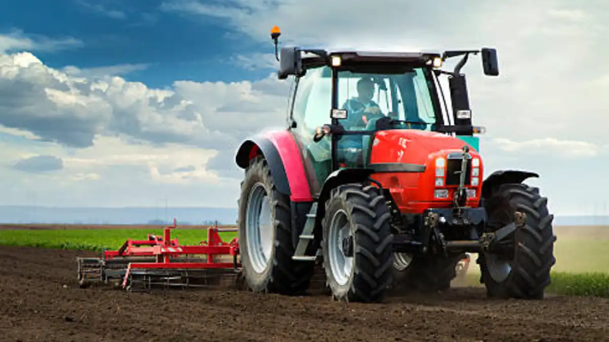 Trump amenaza con arancel del 200% a John Deere si produce en México