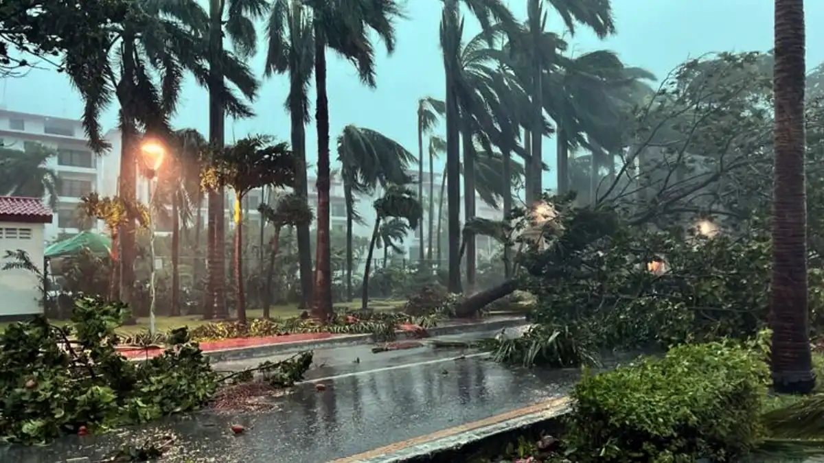 Huracán Helene cancela vuelos y operaciones bancarias