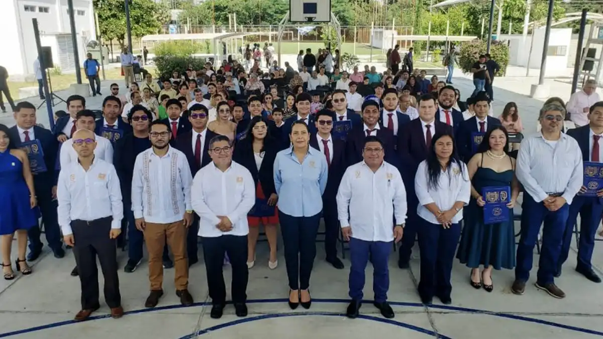 La UNACH celebra a sus egresados en Física y Matemáticas
