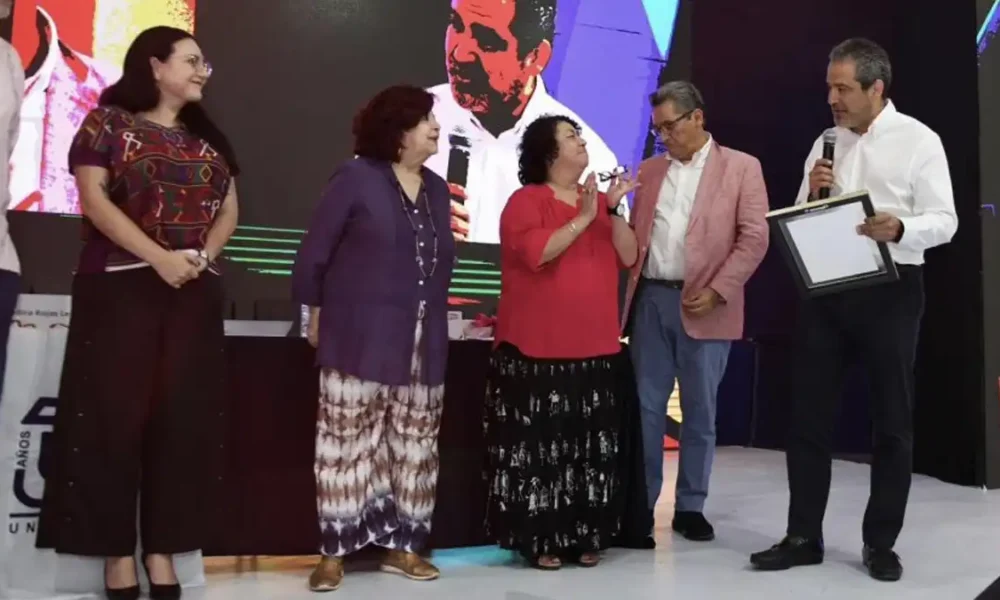 Elva Macías recibe el Reconocimiento FIL UNACH 2024 por su legado literario