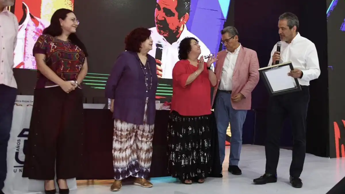 Elva Macías recibe el Reconocimiento FIL UNACH 2024 por su legado literario