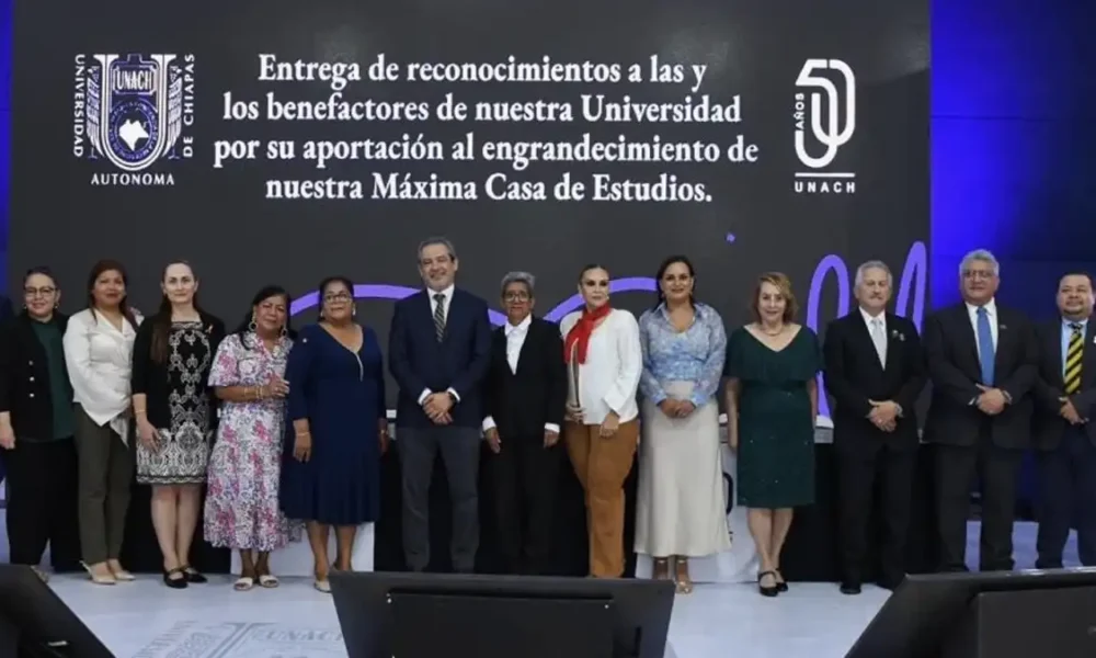 UNACH rinde homenaje a benefactores en su 50 aniversario
