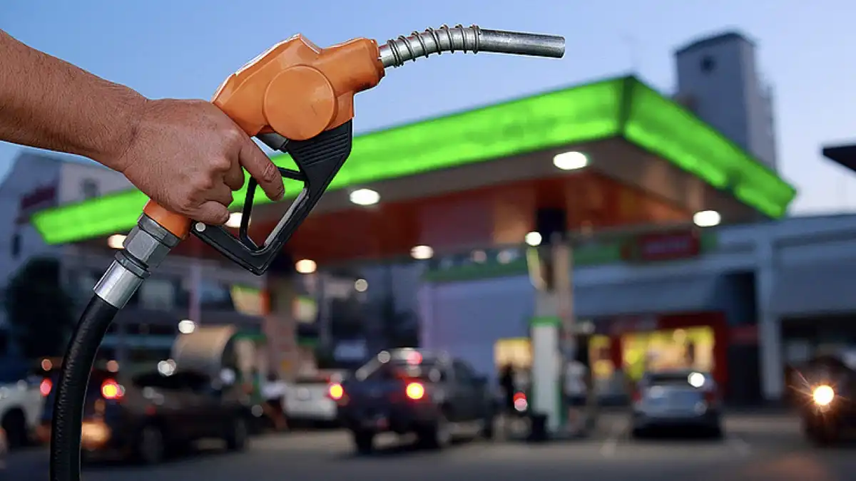 PAN y PRI acusan a Morena de no limitar precio de gasolina
