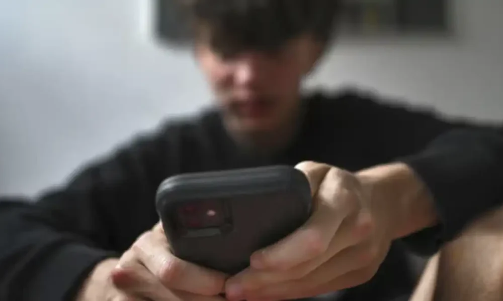 Australia prohíbe el uso de redes sociales a menores de 16 años