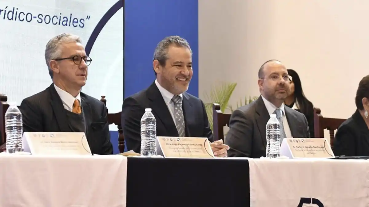 Expertos legales debaten sobre retos jurídicos en las universidades