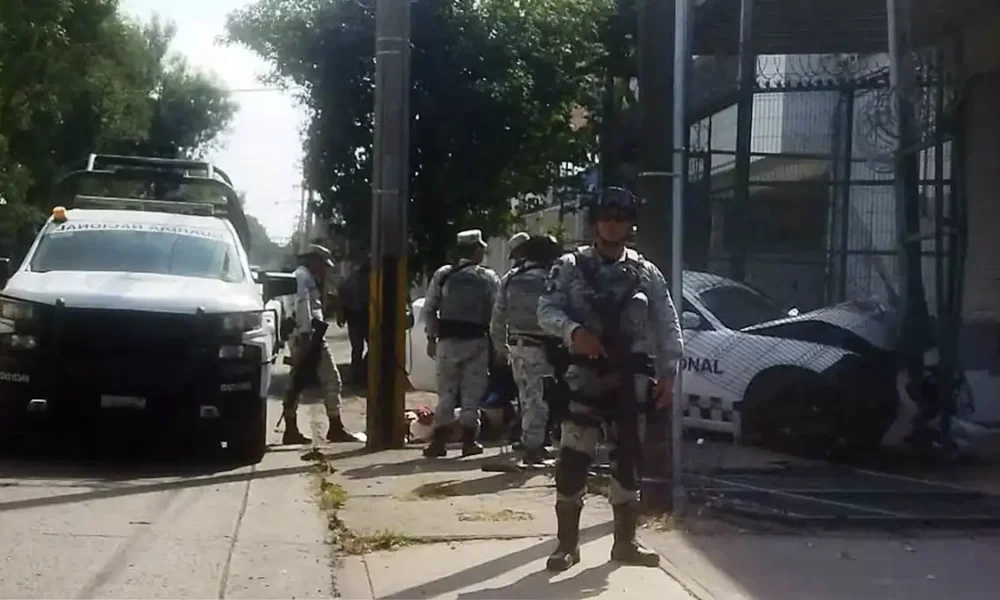 Pasajero que trató de secuestrar avión de Volaris estrella la patrulla en que era trasladado
