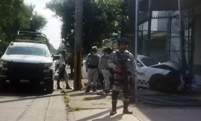 Pasajero que trató de secuestrar avión de Volaris estrella la patrulla en que era trasladado