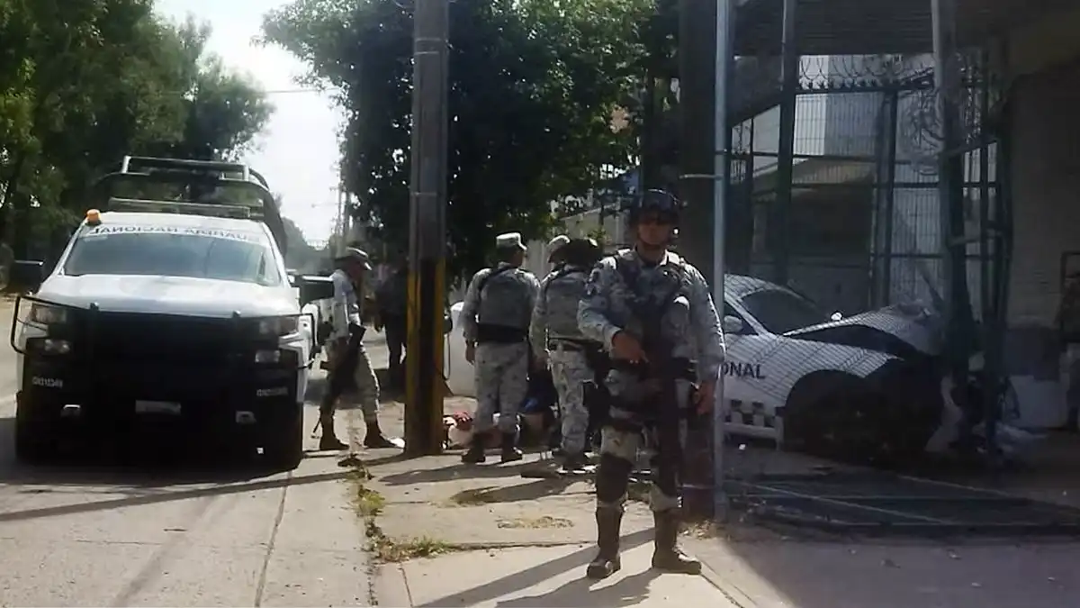 Pasajero que trató de secuestrar avión de Volaris estrella la patrulla en que era trasladado