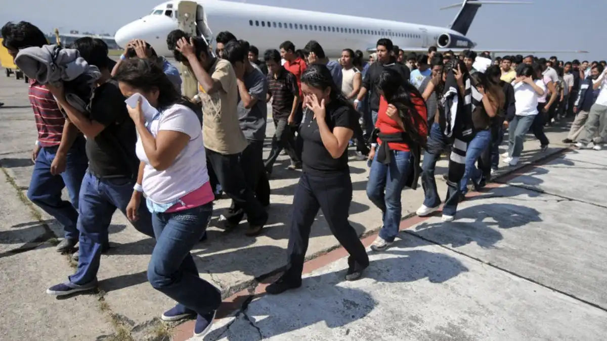 Colombia recibe a 200 migrantes deportados de EE. UU. tras crisis diplomática