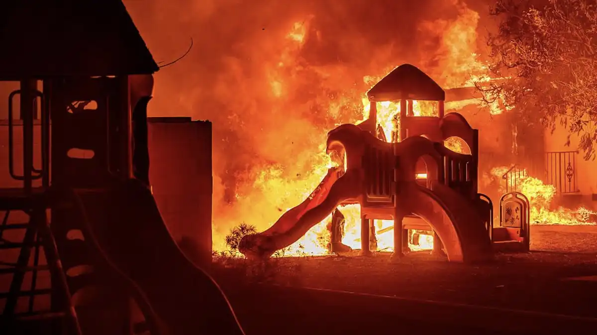 Cuatro Incendios en Los Ángeles devoran tierras y hogares