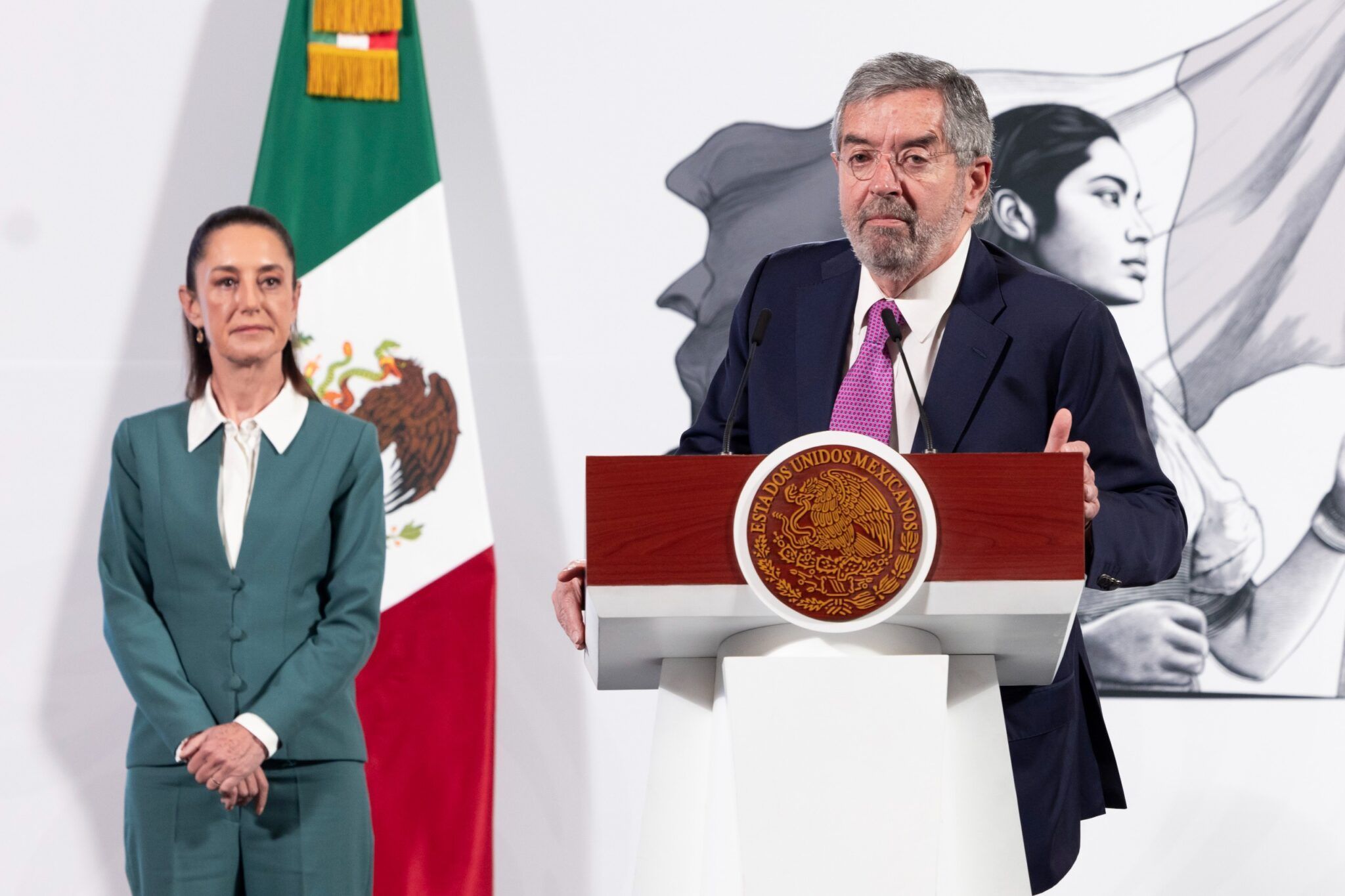 Rechaza Sheinbaum implementación de “Quédate en México” 1 El titular de la SRE, Juan Ramón de la Fuente precisa que los migrantes mexicanos no están solos.