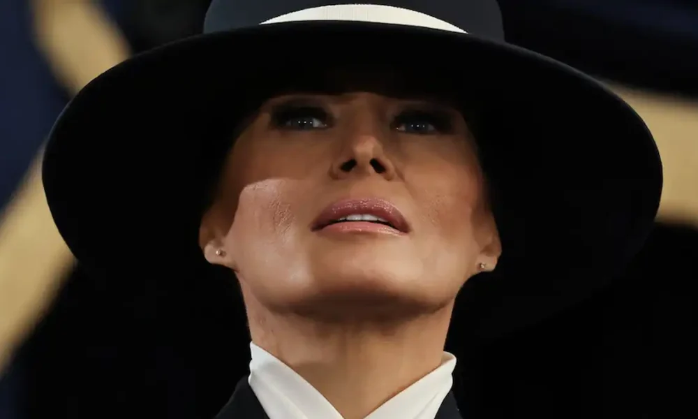 Melania Trump deslumbra en la investidura de su esposo como presidente de EUA