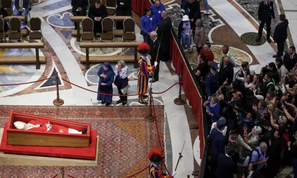 Los fieles abarrotan el funeral del Papa Francisco