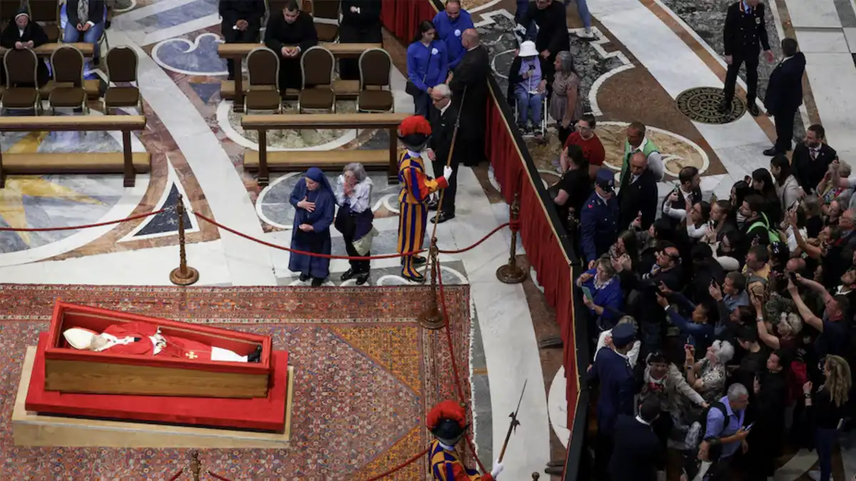 Los fieles abarrotan el funeral del Papa Francisco