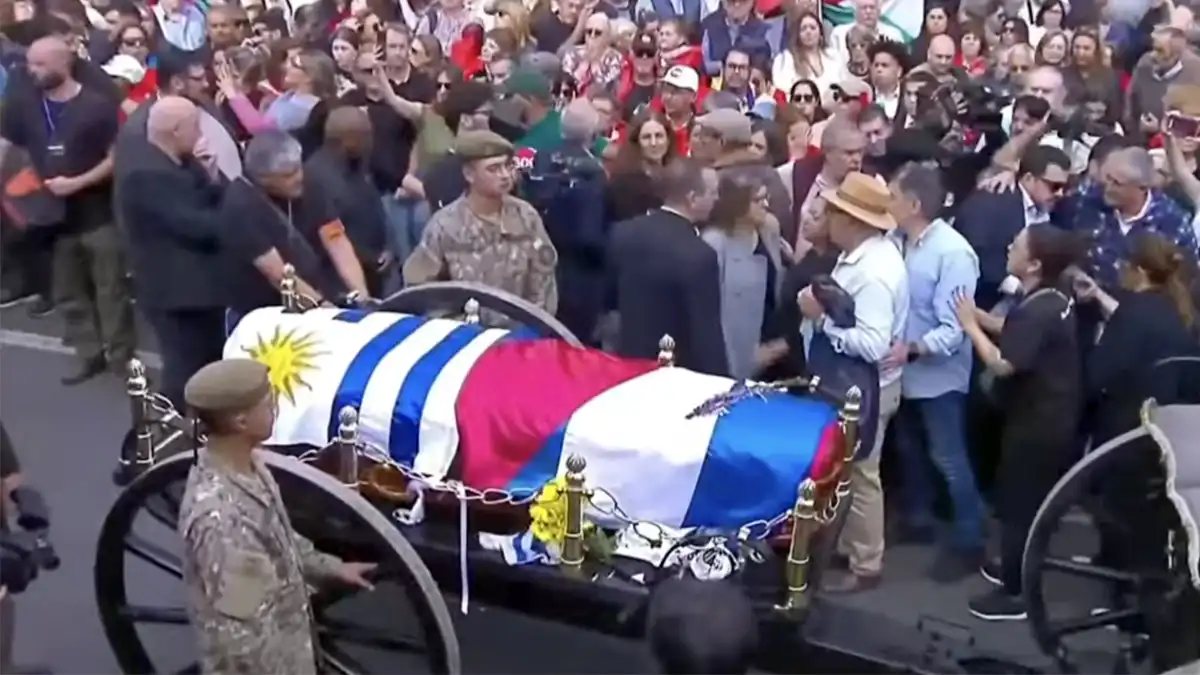 Directo: Multitudinaria despedida a José Mujica en el Palacio Legislativo