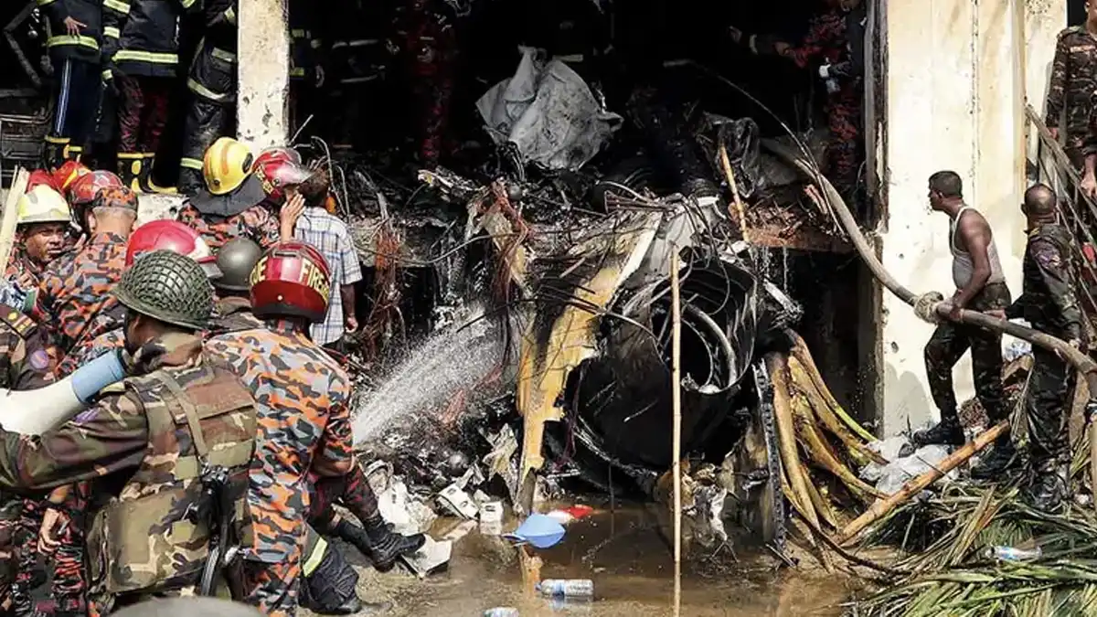 Avión militar se estrella en escuela en Bangladesh y deja más de 19 muertos