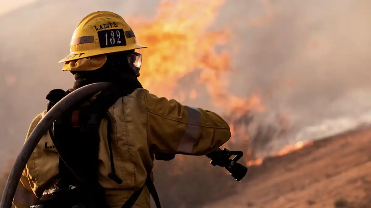 Incendio en San Juan de Aragón arrasa con bodega en CDMX