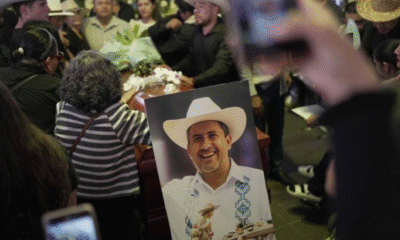 Funeral de Carlos Manzo une a Uruapan entre aplausos, rabia y exigencias de justicia