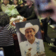 Funeral de Carlos Manzo une a Uruapan entre aplausos, rabia y exigencias de justicia