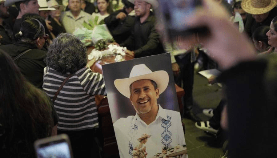Funeral de Carlos Manzo une a Uruapan entre aplausos, rabia y exigencias de justicia