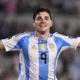 Kyle Walker asegura que Santi Giménez está al nivel de los campeones del mundo