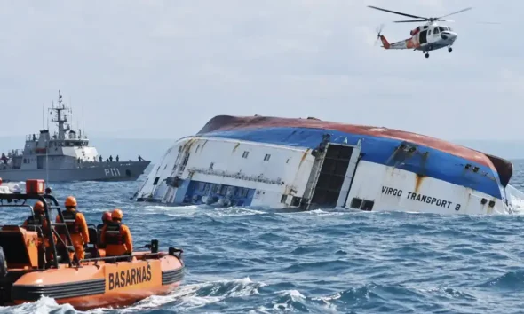 Ferry Virgo Transport 8 naufraga en Indonesia dejando al menos seis muertos y 129 desaparecidos