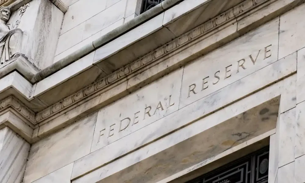 Alza de tasas de la Reserva Federal presiona a mercados y monedas latinoamericanas