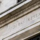 Alza de tasas de la Reserva Federal presiona a mercados y monedas latinoamericanas