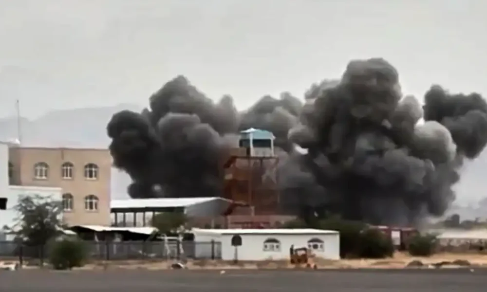 Ataques a aeropuertos saudíes dejan tres heridos y dañan instalaciones en Jazan y Najran
