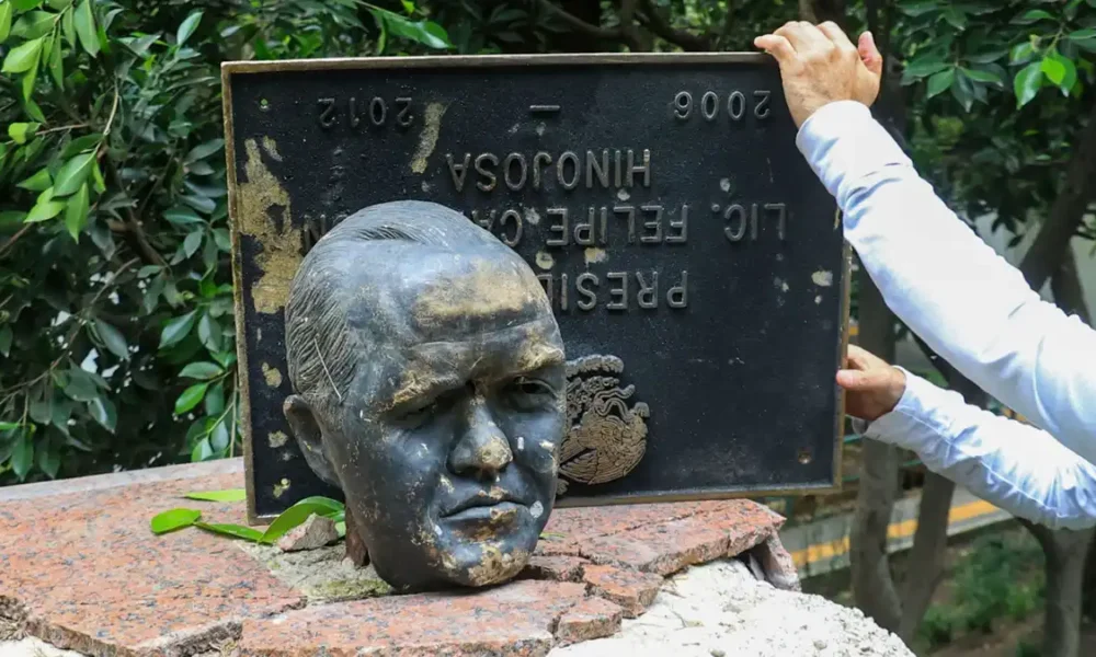 Sheinbaum condena violencia tras decapitación de estatua de Felipe Calderón en Los Pinos