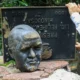 Sheinbaum condena violencia tras decapitación de estatua de Felipe Calderón en Los Pinos