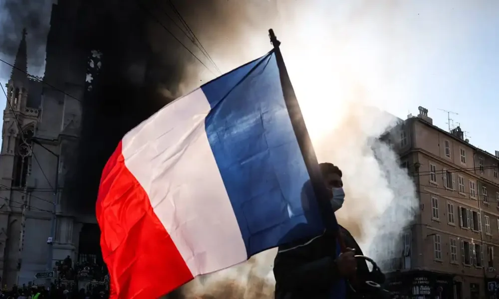 Macron anuncia restricciones a las manifestaciones en Francia y convoca un Consejo de Defensa para el 23 de octubre