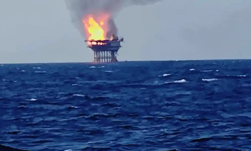 Pemex atiende el incendio en la plataforma Abkatún-H, a 73 kilómetros de Ciudad del Carmen, sin lesionados