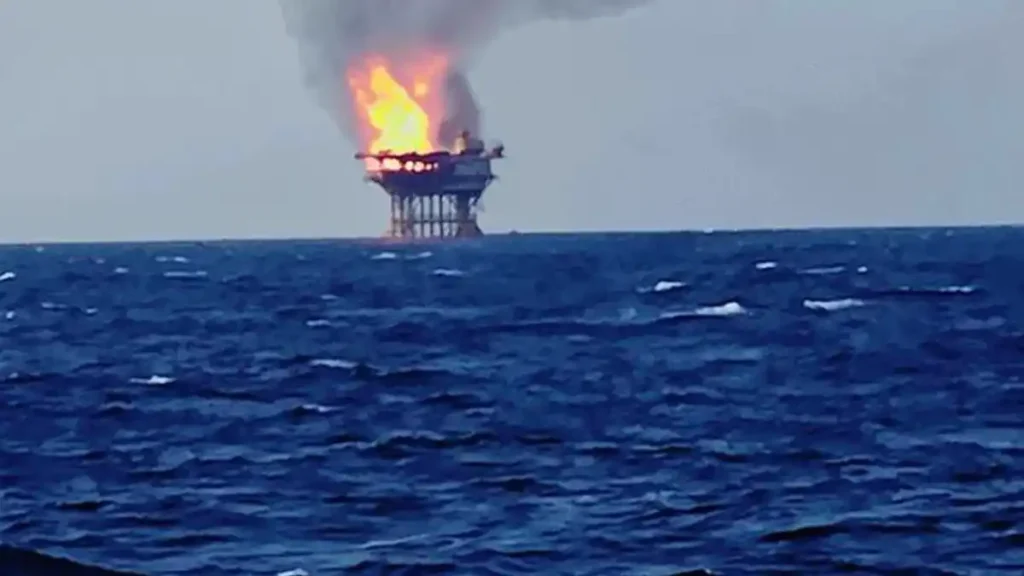 Pemex atiende el incendio en la plataforma Abkatún-H, a 73 kilómetros de Ciudad del Carmen, sin lesionados Pemex atiende el incendio en la plataforma Abkatún-H, a 73 kilómetros de Ciudad del Carmen, sin lesionados