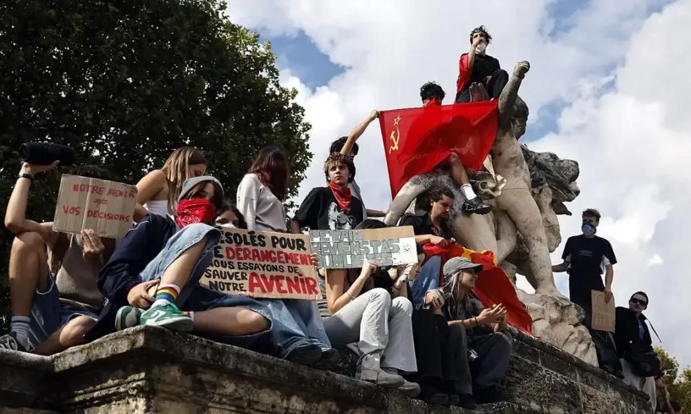 Las protestas estudiantiles en Francia reúnen a cientos de miles y tensan la respuesta policial