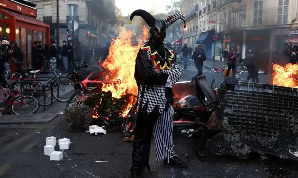 Lecornu ordena toques de queda en Francia tras disturbios con 2,400 detenidos